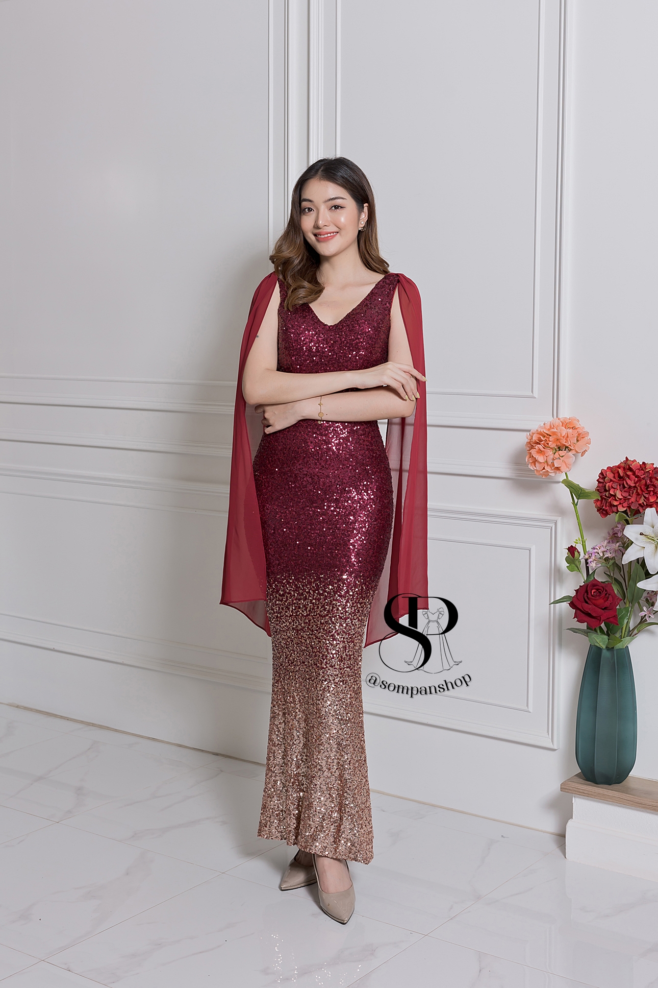 ชุดราตรียาวสีแดง แขนกุดแต่งระบายปักเลื่อมทั้งชุด กระโปรงทรงหางปลา เรียบหรูดูแพง สวยดูดี แบบสวยทันสมัย ใส่ออกงาน งานราตรี ไปงานแต่งกลางคืน