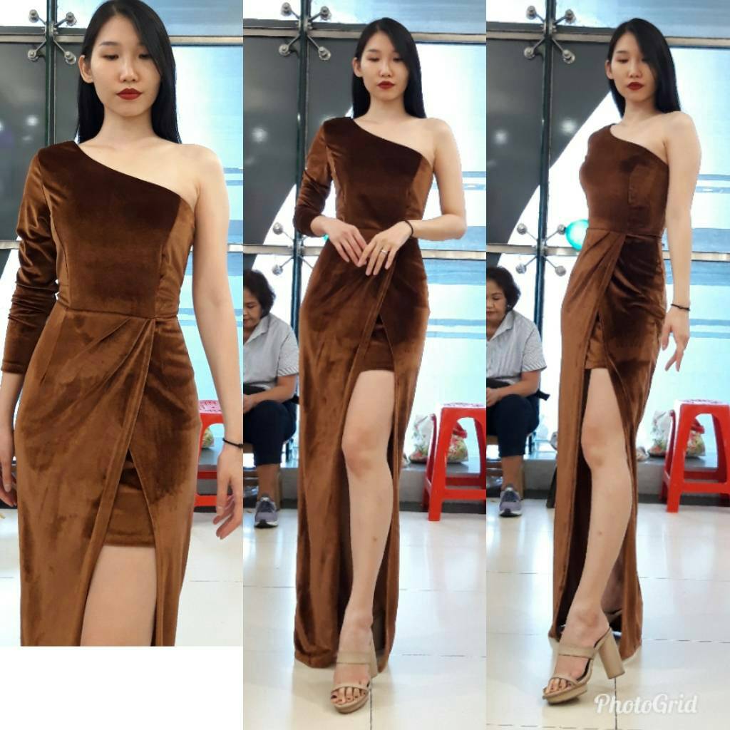 ชุดเดรสออกงานราตรียาวสีน้ำตาล ผ้ากำมะหยี ไหล่เฉียงข้างบ่าเดียวแขนยาว
