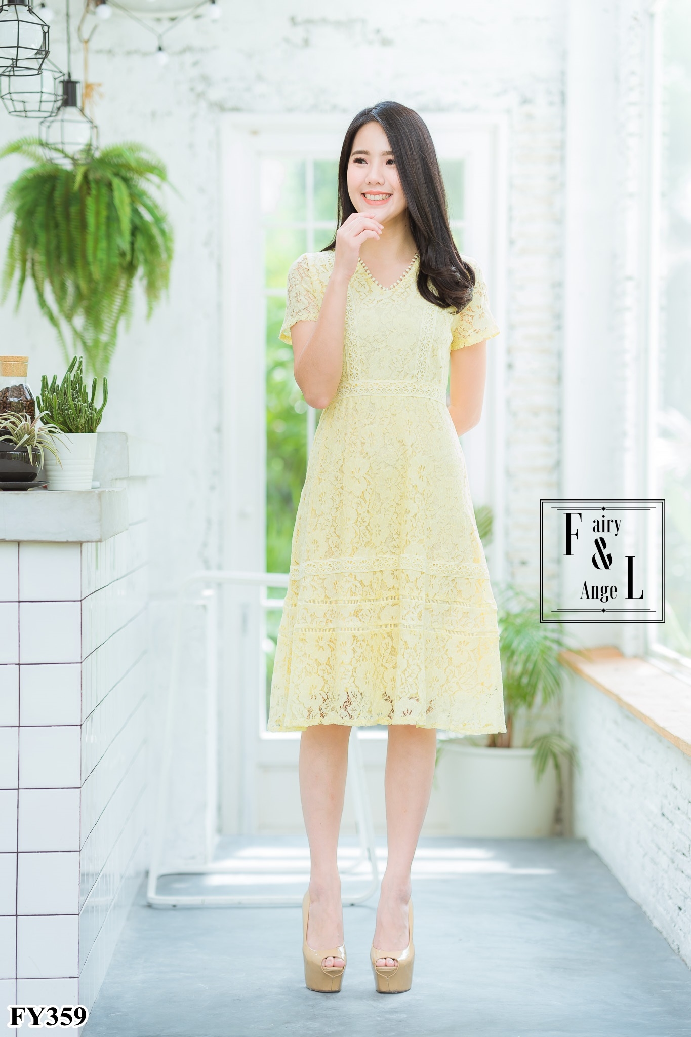 ชุดเดรสสั้นสีเหลือง ผ้าลูกไม้ฉลุ แขนสั้น กระโปรงทรงบาน