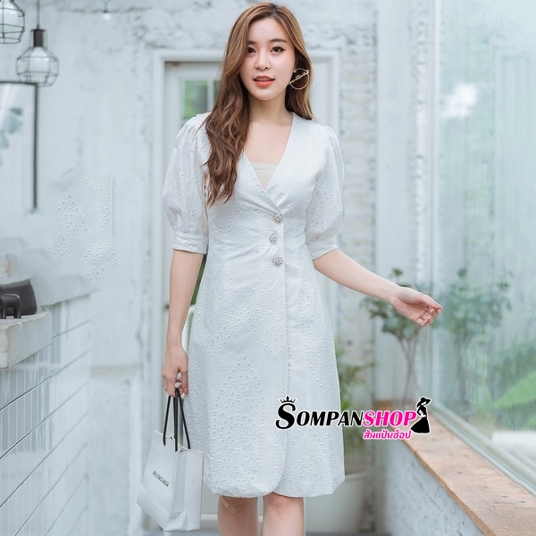 ชุดเดรสสั้นสีขาว ผ้าลูกไม้ฉลุ แนวสวยหวาน น่ารักๆ เรียบร้อย