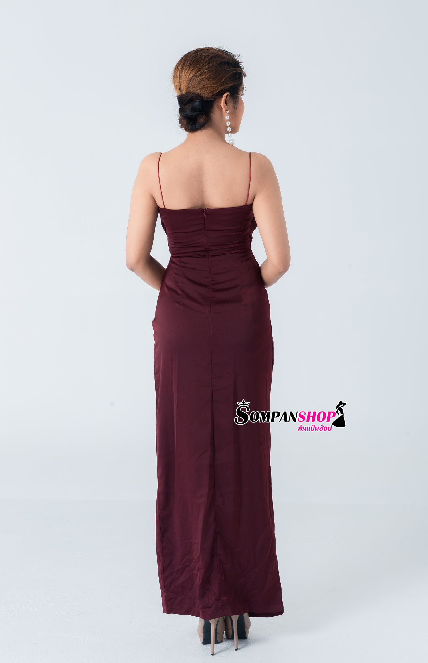 ชุดออกงานราตรีสีแดงไวน์ สายเดี่ยว คอถ่วง ลุคเรียบหรู สวยดูดีแอบเซ็กซี่นิดๆ เหมาะสำหรับใส่เป็นชุดราตรี ชุดไปงานแต่งงาน ชุดเพื่อนเจ้าสาว ชุดไปงานเลี้ยงต่างๆ