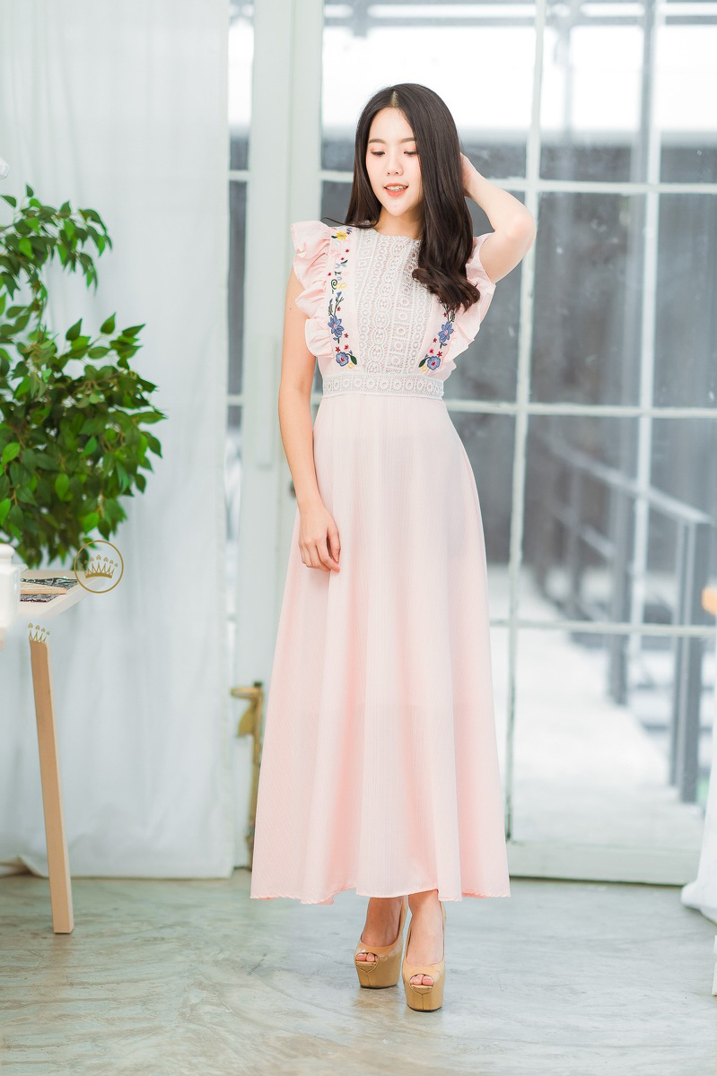 ชุดเดรสยาวสีชมพู ช่วงอกแต่งลูกไม้+ปักลายดอกไม้ กระโปรงยาวทรงบาน