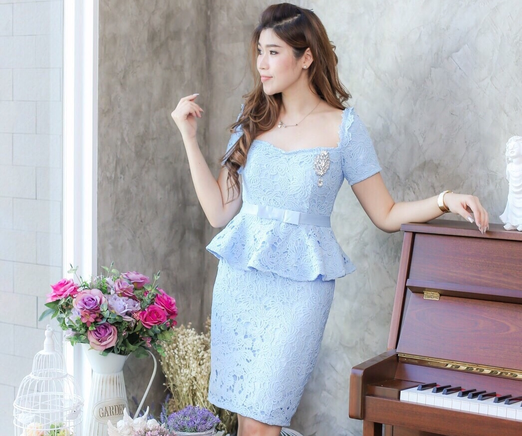 ชุดไปงานแต่งงาน ชุดออกงานสีฟ้า เดรสสั้นสวยหรู ทรงเอ ผ้าลูกไม้ คอกว้าง แขนสั้น เอวแต่งระบาย