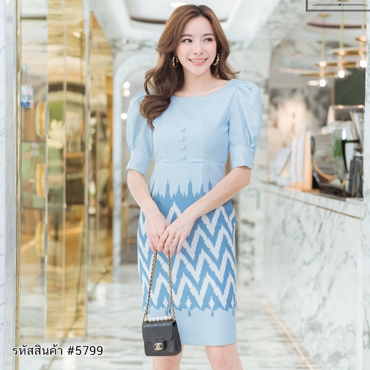 ชุดเดรสสั้นสีฟ้า พิมพ์ลายไทย แขนสั้นตุ๊กตา เดรสทรงเอเข้ารูปทรงสวย แนวเรียบร้อย สวยๆใส่ทำงาน