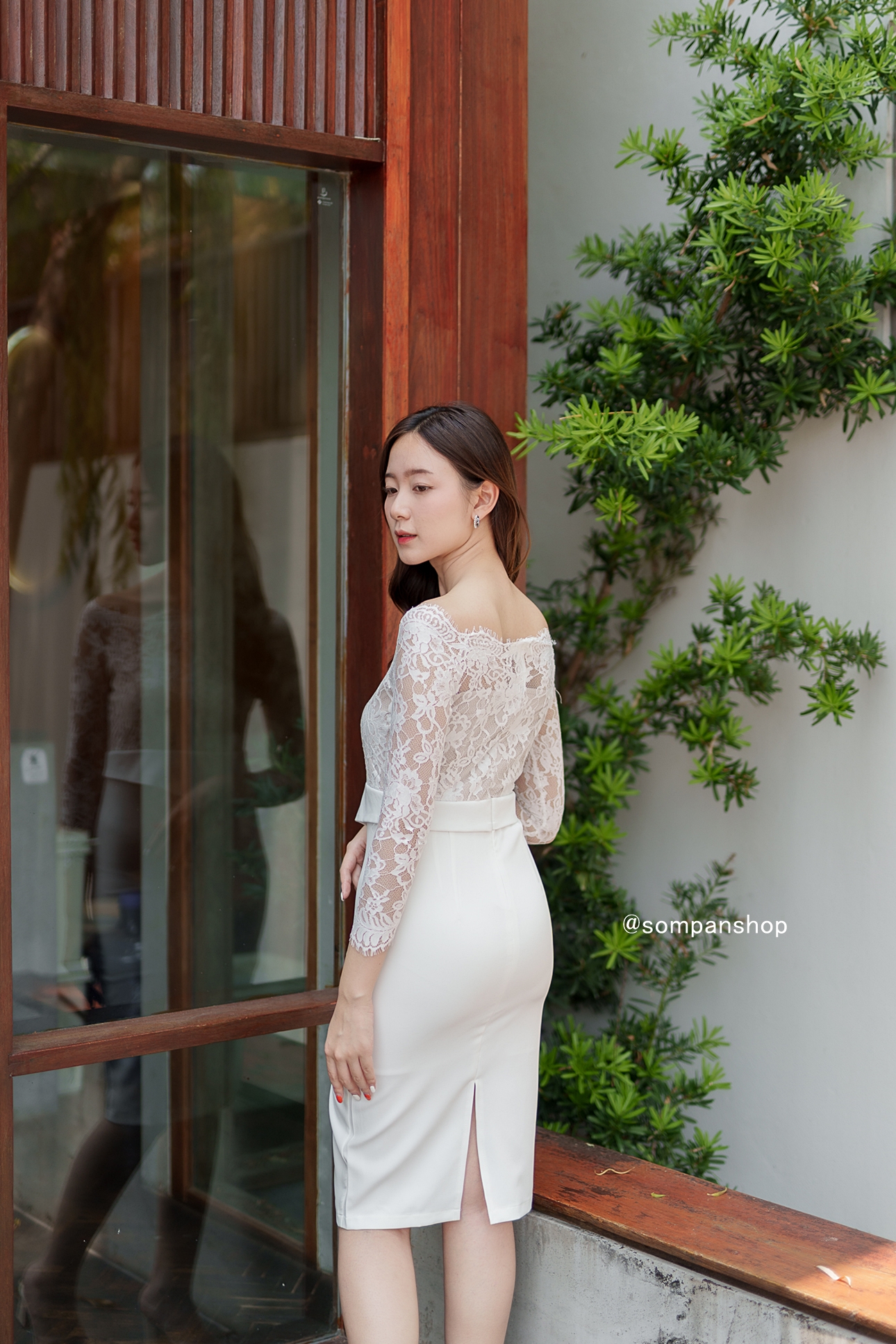 ชุดเดรสออกงานสีขาว เดรสสั้นปาดไหล่ ทรงเข้ารูป แขนยาวลูกไม้ แนวเรียบหรูดูแพง สวยดูดี เหมาะสำหรับใส่เป็นชุดราตรี ชุดออกงาน ชุดไปงานแต่งงาน