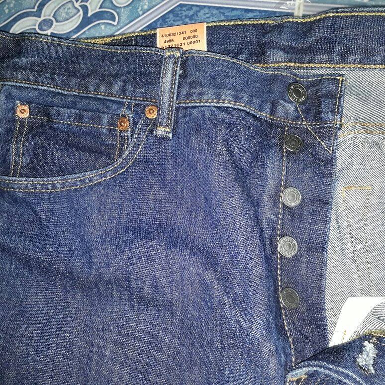 กางเกง ยีนส์ลีวาย 501 แท้ กดเข้าไปเลือกขนาดครับ