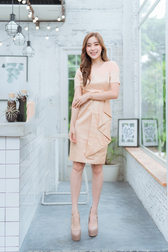 ชุดเดรสสั้นสีทอง ทรงเอเข้ารูป แขนสั้น เอวแต่งจีบระบาย