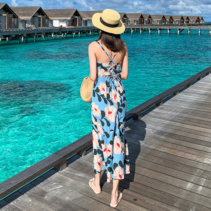 ชุดเดรสยาวลายดอกไม้สีฟ้า สายเดี่ยว แฟชั่นชุดไปเที่ยวทะเลสวยๆ ใส่เดินเล่นริมทะเล ใส่ถ่ายรูป