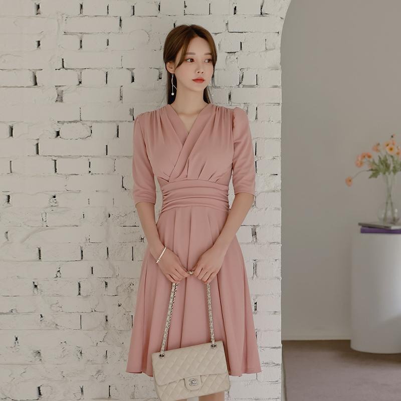 ชุดเดรสออกงานสีชมพูโอรส คอวี แขนสั้น กระโปรงสั้นทรงบาน เรียบหรู สวย ดูดี ใส่เป็น ชุดราตรี ชุดออกงาน ชุดไปงานแต่งงาน กลางวัน กลางคืน