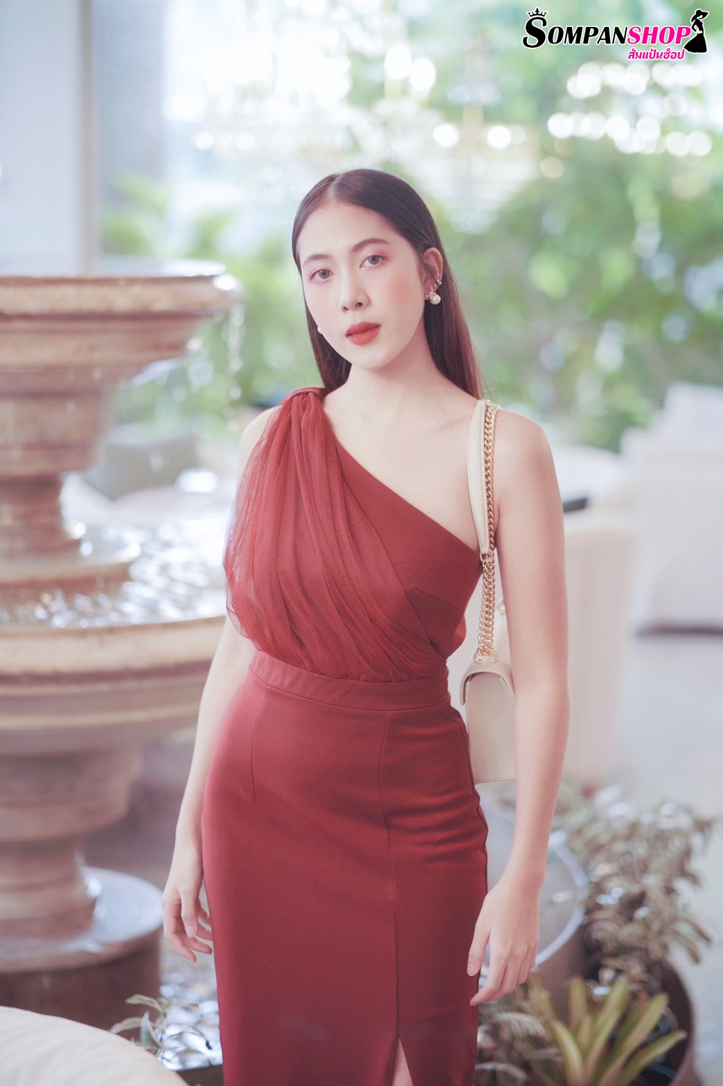 ชุดราตรี ชุดออกงาน ชุดไปงานแต่งงานสีแดงเลือดหมู ไหล่เฉียงข้างแต่งผ้าซีทรู เรียบหรู สวยดูดี