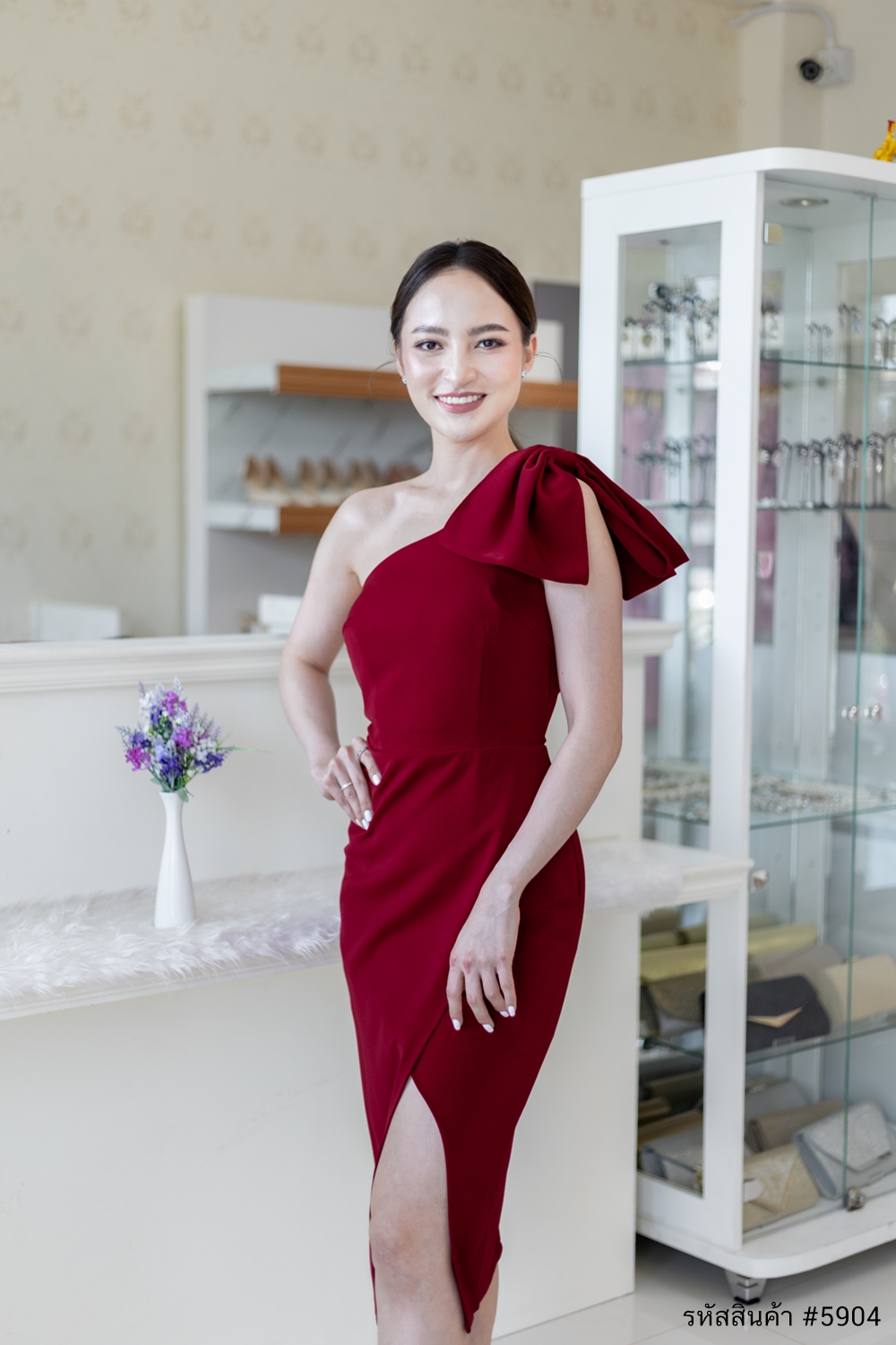 ชุดราตรี ชุดออกงาน ชุดไปงานแต่งสีแดง เดรสสั้นทรงเอเข้ารูปไหล่เฉียงข้างแต่งโบว์ แนวเรียบหรู สวยดูดี