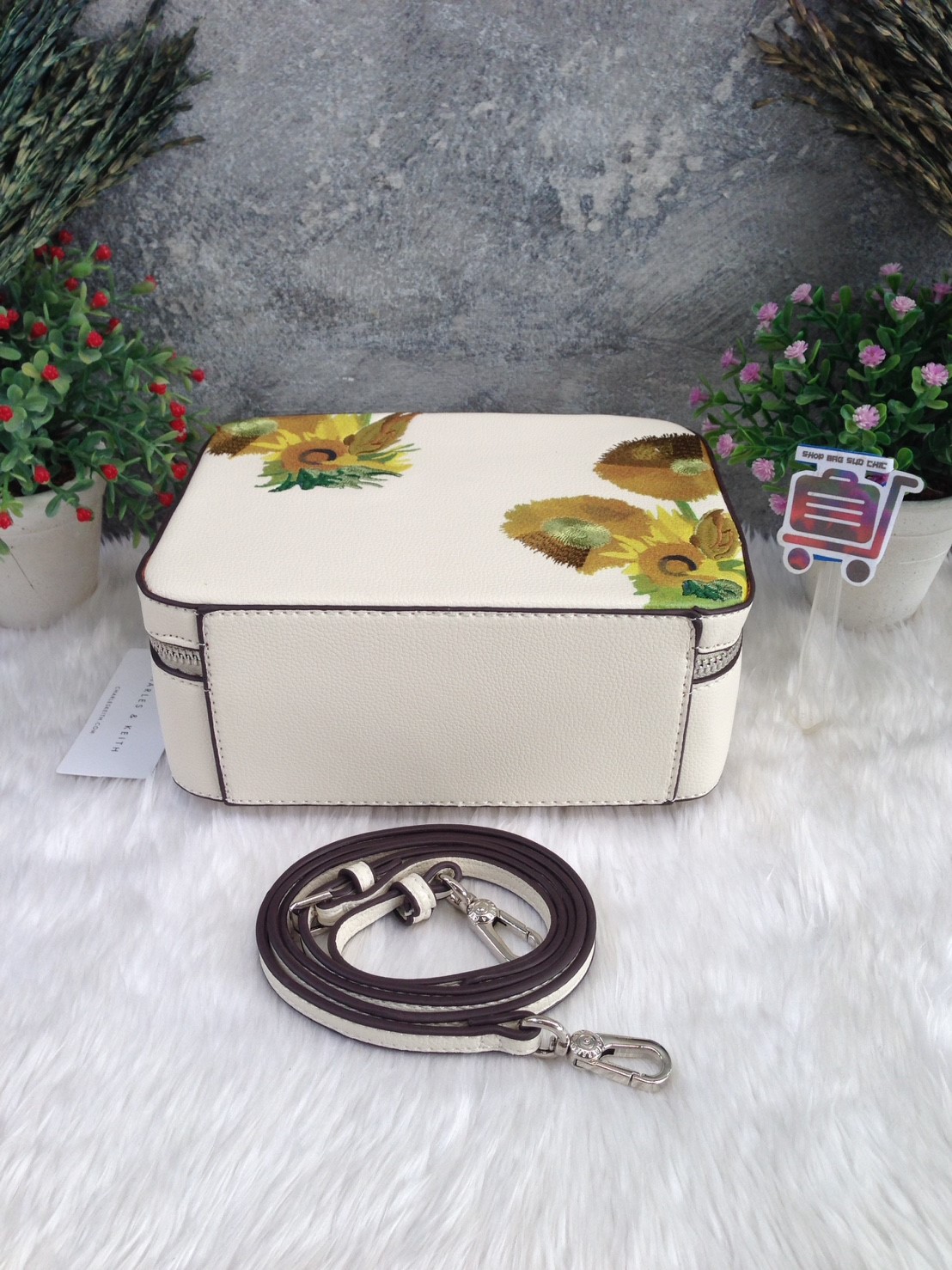 CHARLES & KEITH VAN GOGH SUNFLOWER EMBROIDERED BOX BAG ❌Sale มีตำหนิตามรูป❌