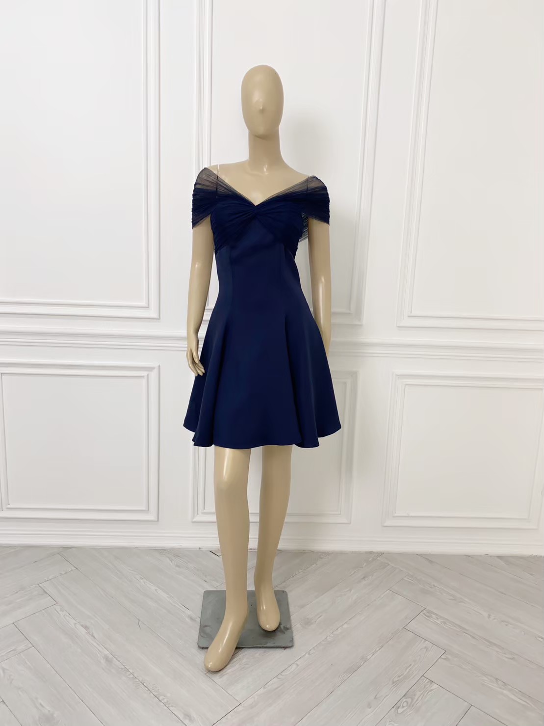 ชุดเดรสสั้นออกงานสีน้ำเงินกรมท่า ปาดไหล่แต่งผ้าซีทรู กระโปรงทรงบาน แบบสวย เรียบหรู ดูแพง ใส่ไปงานแต่งกลางวัน/กลางคืน ชุดราตรี ชุดไปงานแต่ง ชุดออกงาน