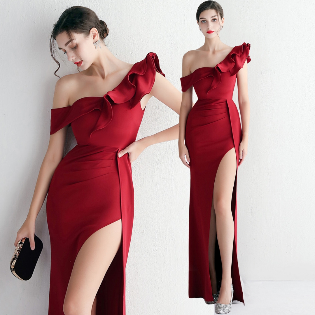 ชุดราตรียาวสีแดง ปาดไหล่แต่งระบาย กระโปรงผ่าหน้าทรงหางปลา เรียบหรูดูแพงสวยหรูดูดี