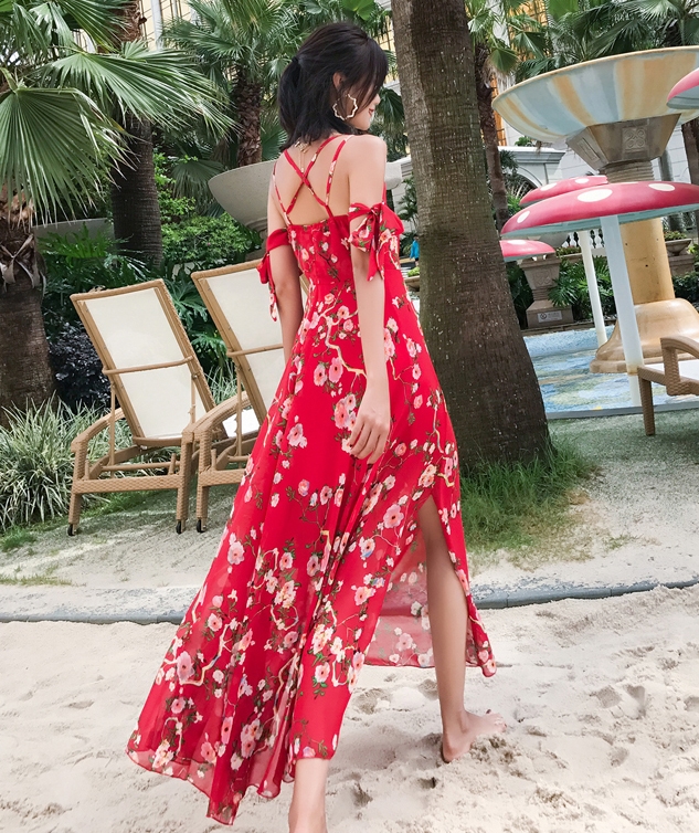 ชุดเดรสใส่ไปเที่ยวทะเลยาวสีแดง พิมพ์ลายดอกไม้สไตล์ฮาวายใส่เที่ยวทะเล สายเดี่ยว สายไขว์หลัง แขนผูกโบว์