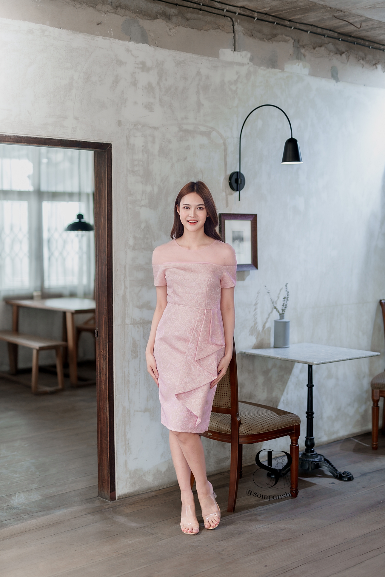 ชุดเดรสออกงานสีชมพู ทรงเข้ารูป ผ้าอัดลาย ช่วงไหล่ซีทรู เอวแต่งจีบ ทรงเข้ารูป เรียบหรู สวย ดูดี ใส่เป็นชุดราตรี ชุดออกงาน ชุดไปงานแต่งงาน กลางวัน กลางคืน