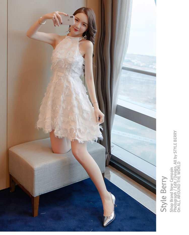 ชุดเดรสสั้นสีขาว แต่งขนน่ารักฟุ้งฟริ้ง คอสูง เว้าหัวไหล่ กระโปรงสั้นทรงบาน