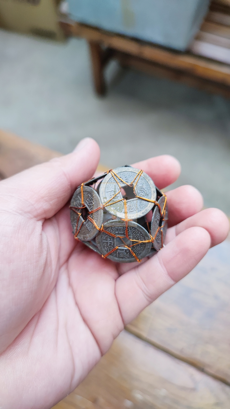 เหรียญจีนถักเป็นลูกตะกร้อ 2