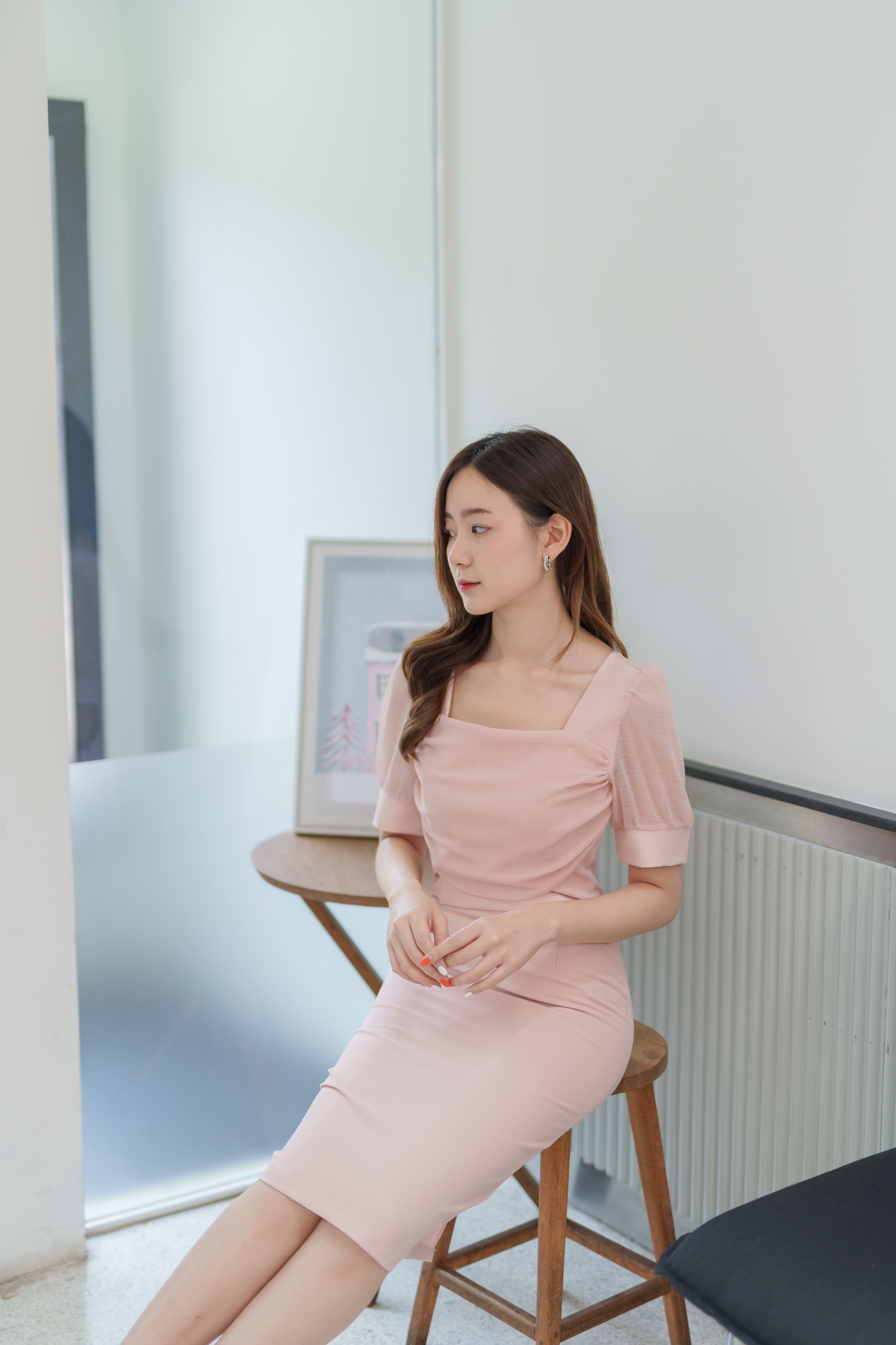 ชุดเดรสออกงานสีชมพูโอรส ทรงเข้ารูป แขนสั้น แนวเรียบหรู สวยสง่า ใส่ออกงาน ไปงานแต่ง ใส่ทำงานได้