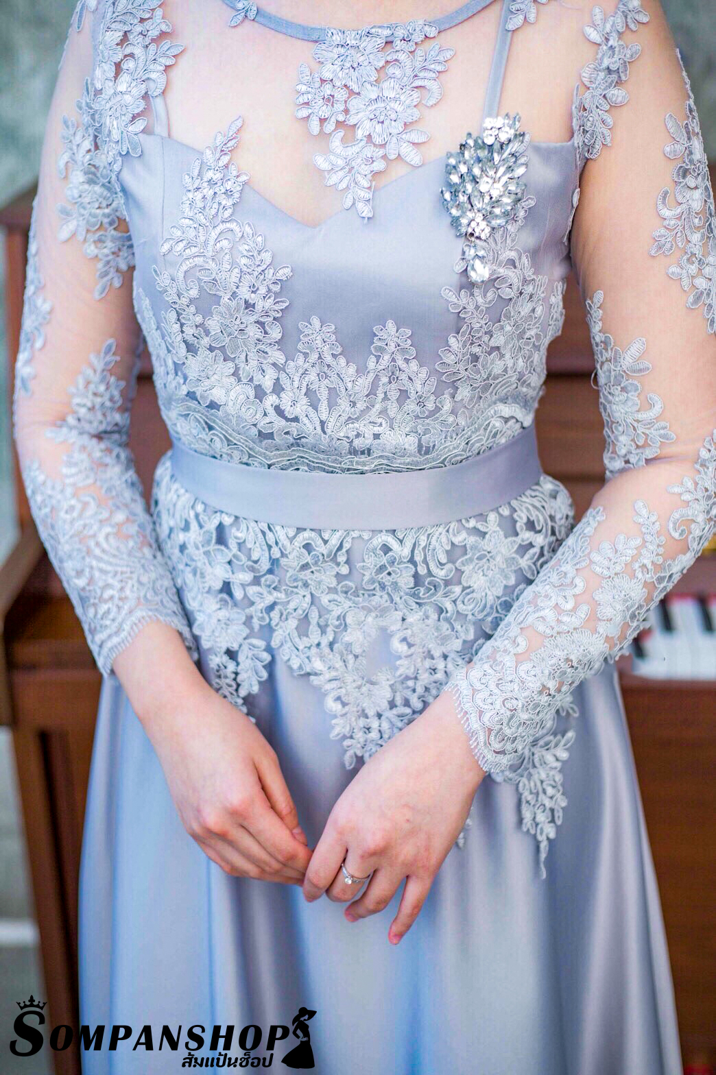 ชุดออกงานราตรียาวสีเทา แขนยาวปักลูกไม้ กระโปรงยาวผ้าไหมอิตาลี เรียบหรูดูแพง ชุดไปงานแต่งผู้ใหญ่ ชุดราตรีผู้ใหญ่