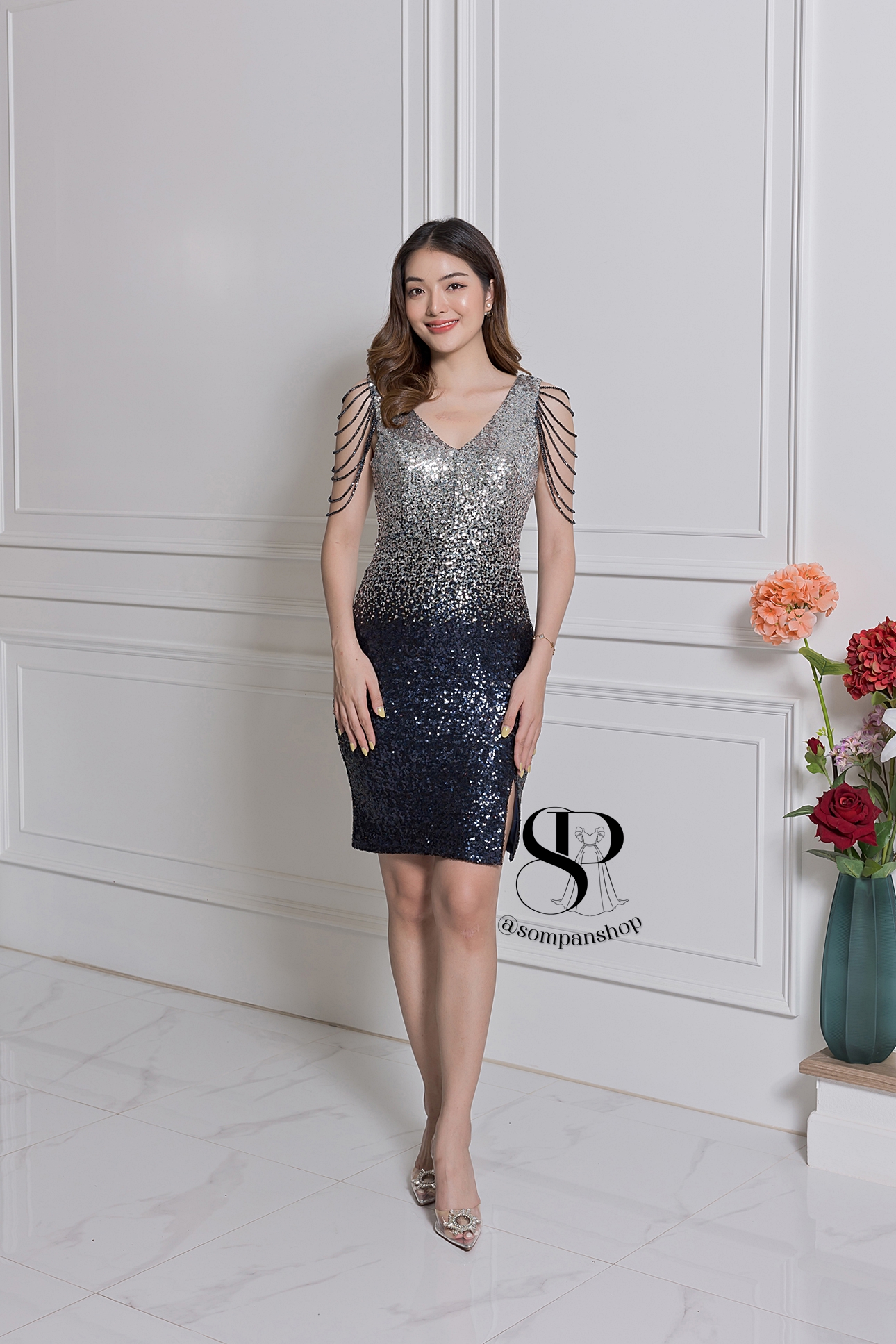 ชุดราตรีสั้นสีกรมท่า แขนกุดแต่งลูกปัด ปักเลื่อม ทรงเข้ารูป แนวเรียบหรู สวยดูแพง ใส่ออกงานราตรี งานแต่งงานกลางคืน ชุดงานประกวด งานรับรางวัล