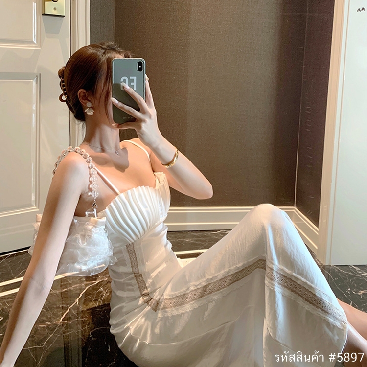 แม็กซี่เดรสยาวสีขาว สายเดี่ยว อกแต่งจีบ แบบสวย น่ารัก แฟชั่นชุดเดรสเที่ยวทะเล ใส่เดินเล่นริมทะเล ใส่ถ่ายรูปสวยๆ