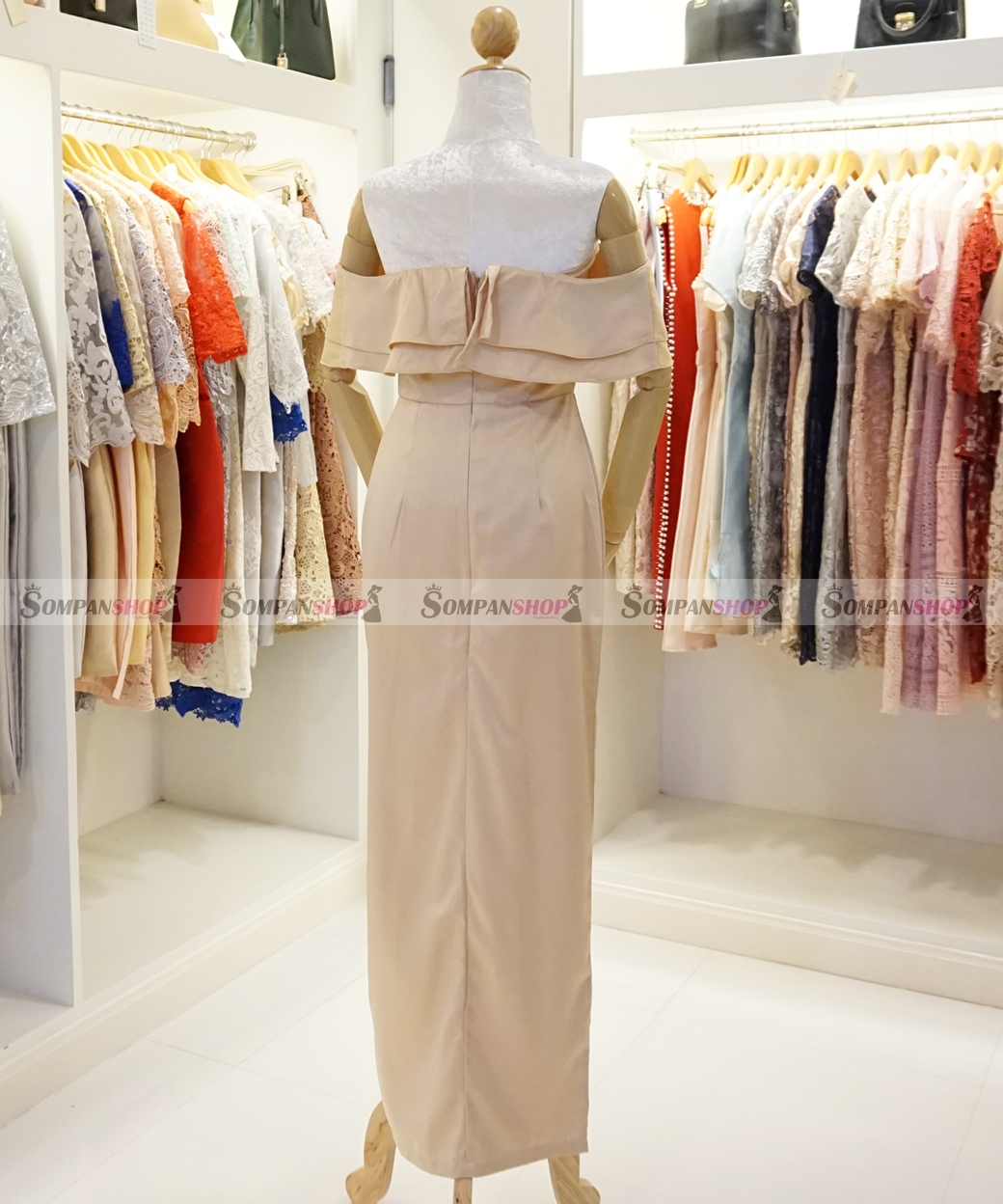 ชุดเดรสออกงาน/ไปงานแต่งงานสีเขียวครีมเบจ เปิดไหล่แต่งระบาย กระโปรงยาวผ่าหน้า สไตล์เรียบหรู สวยๆ ดูดี