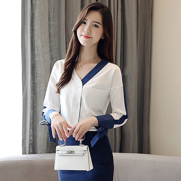 เสื้อเชิ้ตผู้หญิงสีขาวแต่งแถบน้ำเงิน กระดุมหน้า แขนยาว