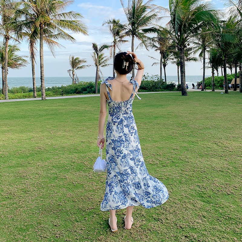 ชุดเดรสยาวสีฟ้าลายดอก สายเดี่ยว แฟชั่นชุดไปทะเล ชุดเที่ยวทะเล ชุดใส่เดินเล่นถ่ายรูปริมชายหาดสวยๆ