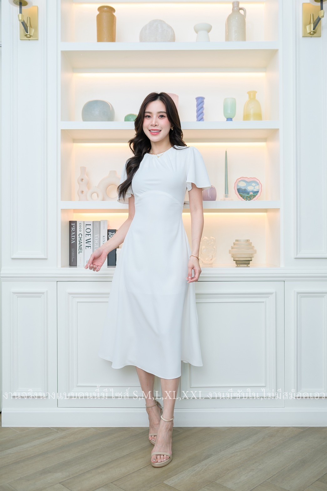 ชุดออกงาน/ชุดไปงานแต่งสีขาว เดรสสั้นคอกลม แขนสั้นระบาย กระโปรงคลุมเข่า แนวเรียบหรู สวยดูดี ใส่ได้ทั้งงานกลางวัน/งานกลางคืน