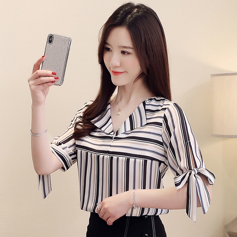 เสื้อเชิ้ตผู้หญิงสีขาวลายทางดำ คอวี แขนสั้น ผ้าชีฟอง