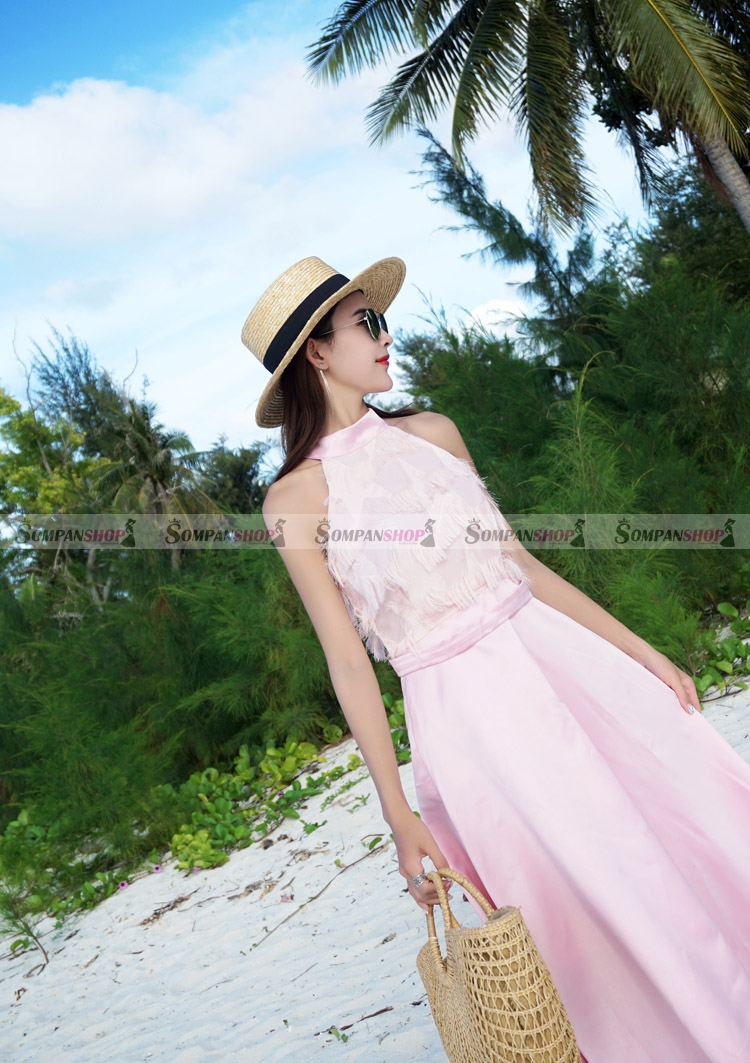 ชุดเดรสยาวสีชมพู แขนกุด แต่งขนฟรุ้งฟริ้งน่ารัก กระโปรงยาวทรงบาน แนวสวยหวาน น่ารักๆ