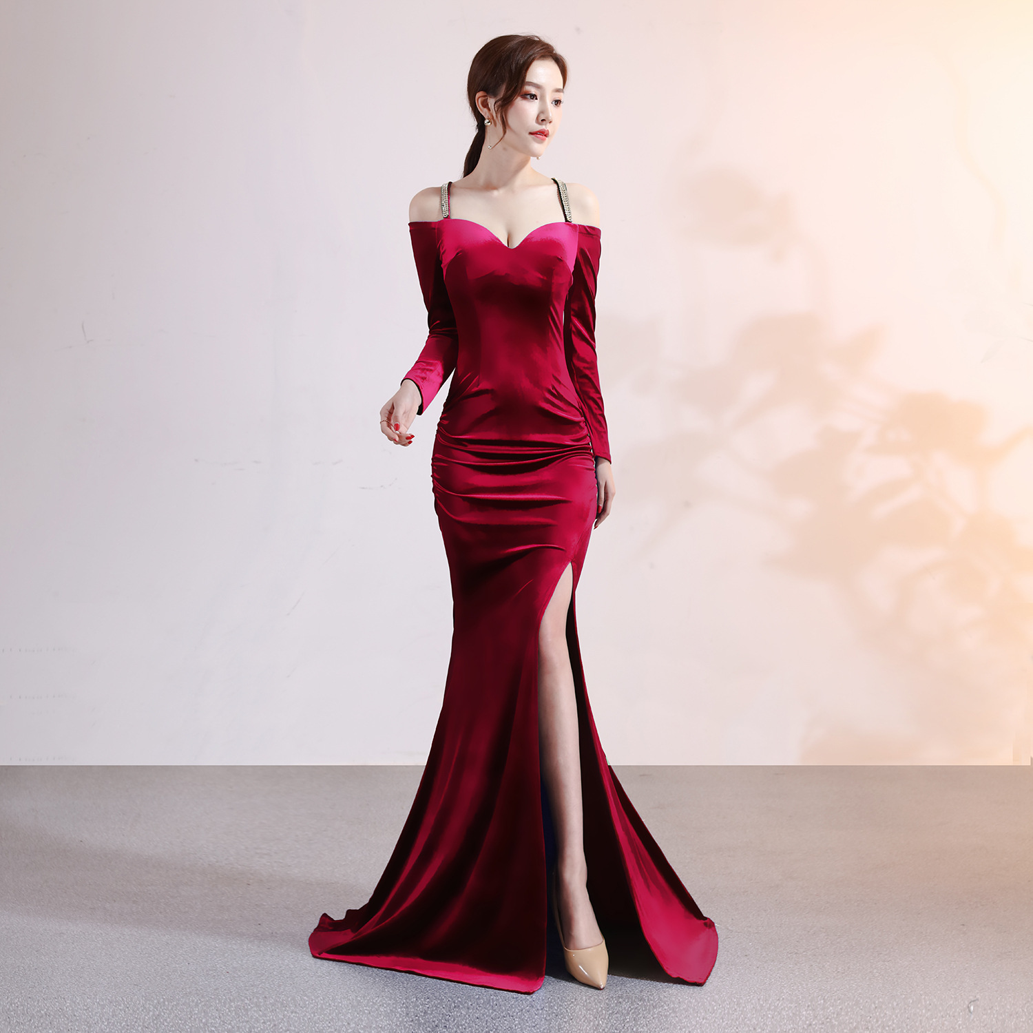 ชุดราตรียาวสีแดง แต่งสายเพชร แขนยาว ผ้ากำมะหยี แนวเรียบหรูดูแพง สวยดูดี เหมาะสำหรับชุดออกงานต่างๆ ชุดราตรี ชุดไปงานแต่งงาน ชุดงานประกวด งานรับรางวัล