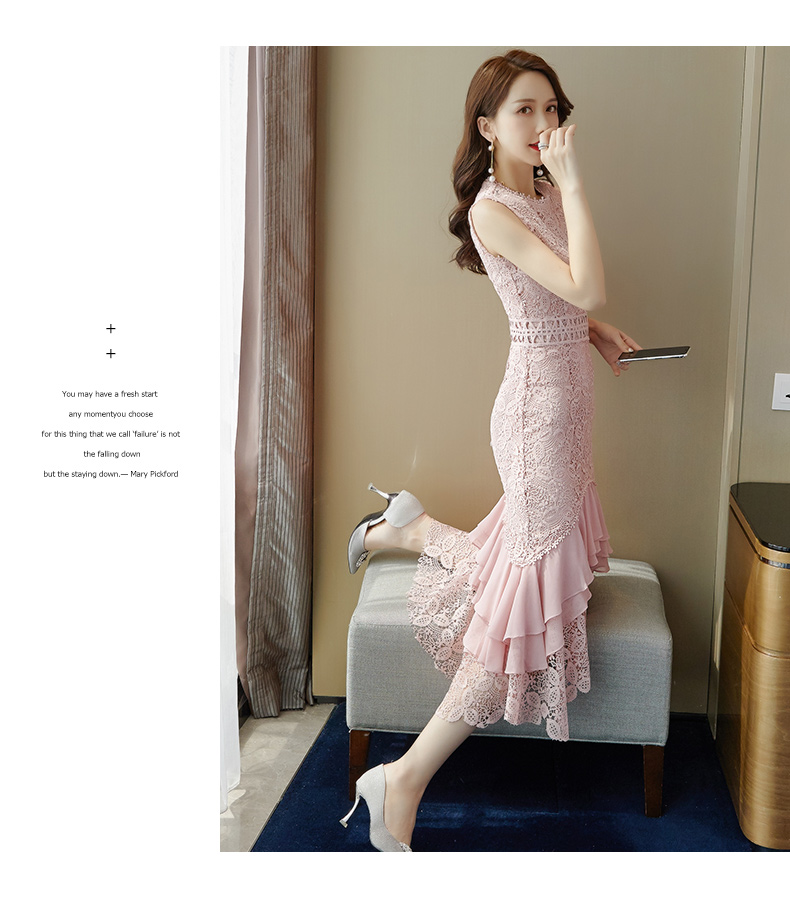 ชุดเดรสสั้นลูกไม้สีชมพูลุคสวยหาน เรียบๆใส่ได้ทั้งงานเช้า งานเย็น คอกลม แขนกุด ทรงเข้ารูป ปลายกระโปรงแต่งระบาย