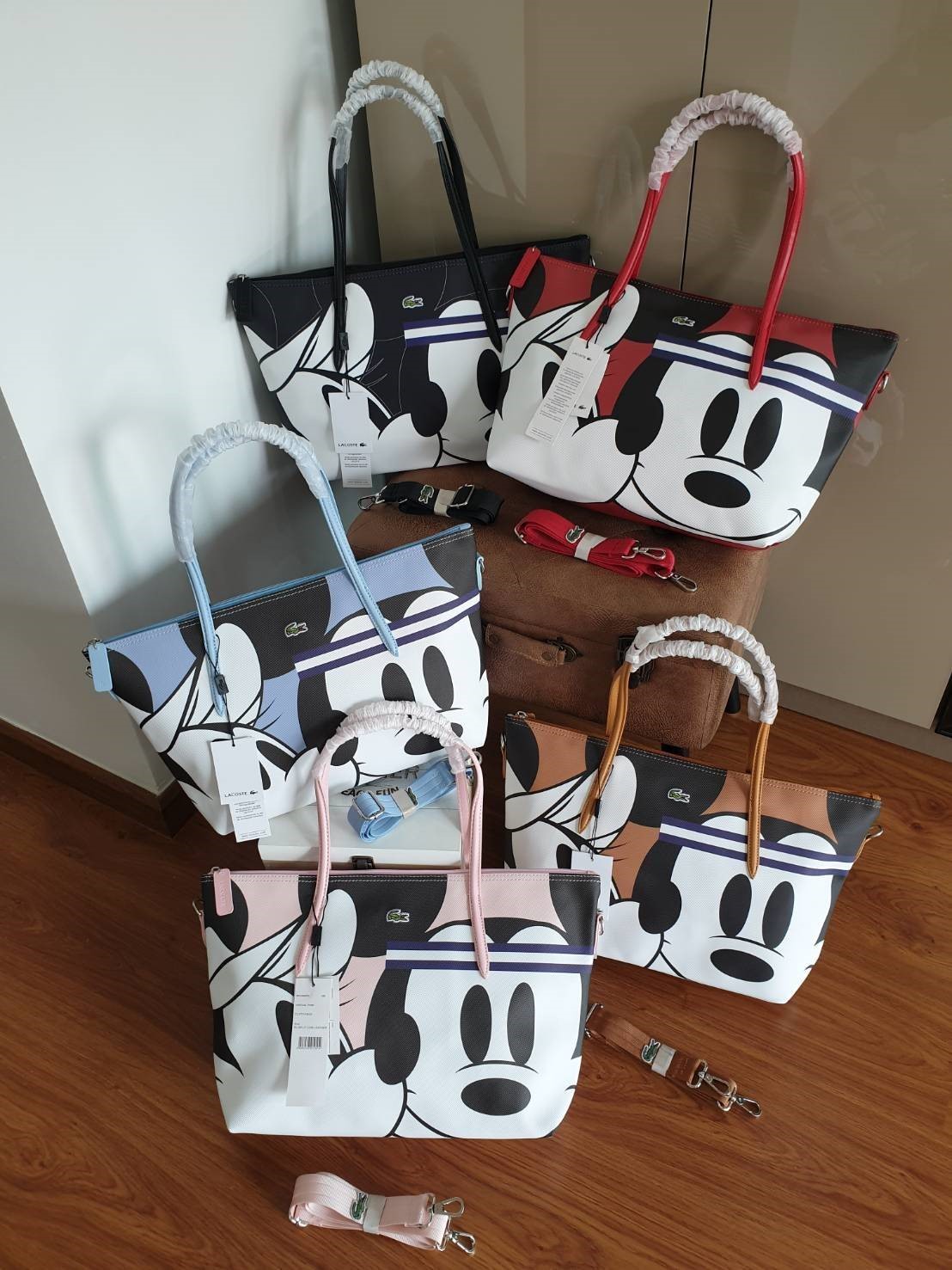 Lacoste Women's Disney Holiday Collector Print Leather Zip Tote สีน้ำตาล