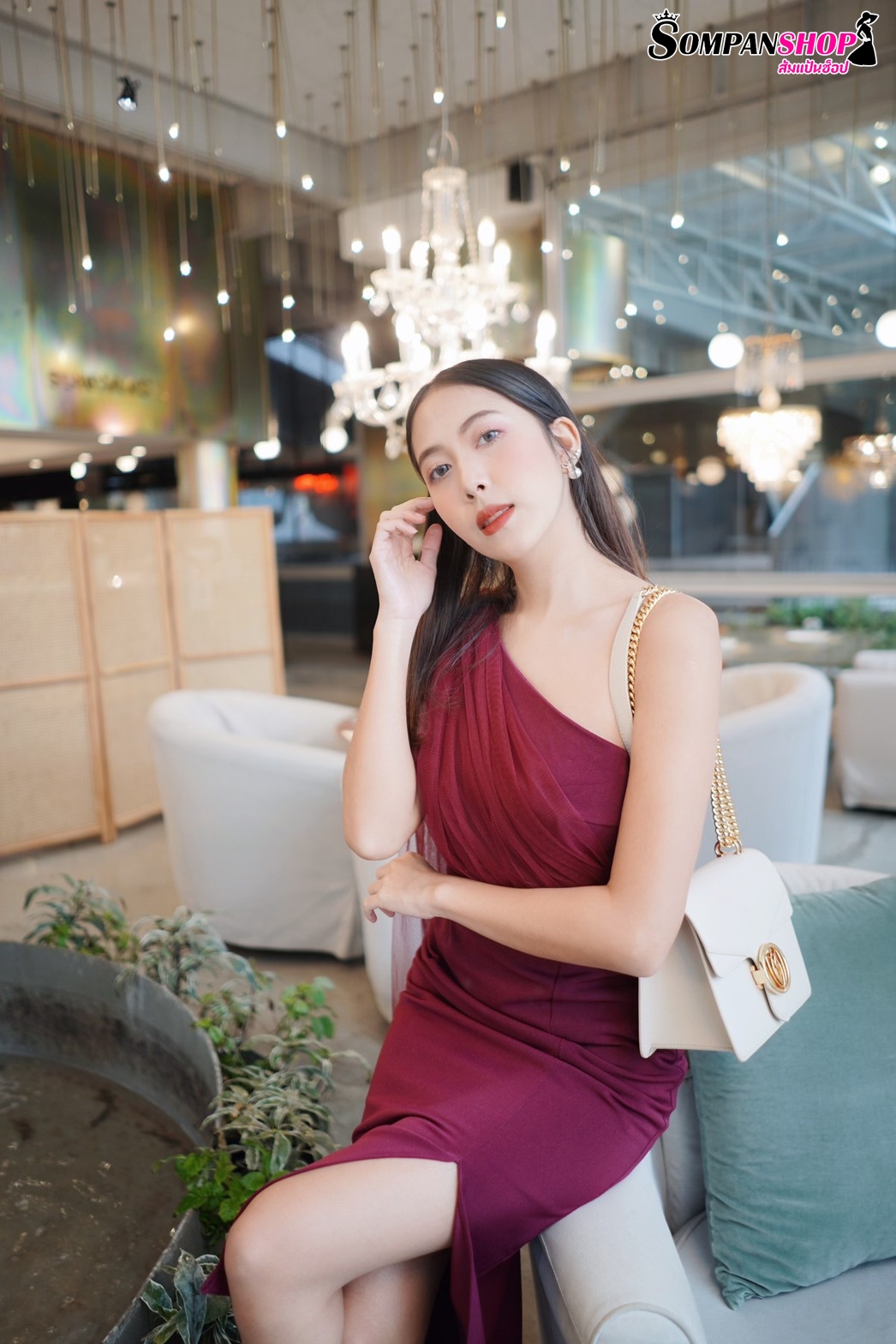 ชุดเดรสออกงานสีแดง ไหล่เฉียงข้างแต่งผ้าซีทรู เรียบหรู สวยดูดี