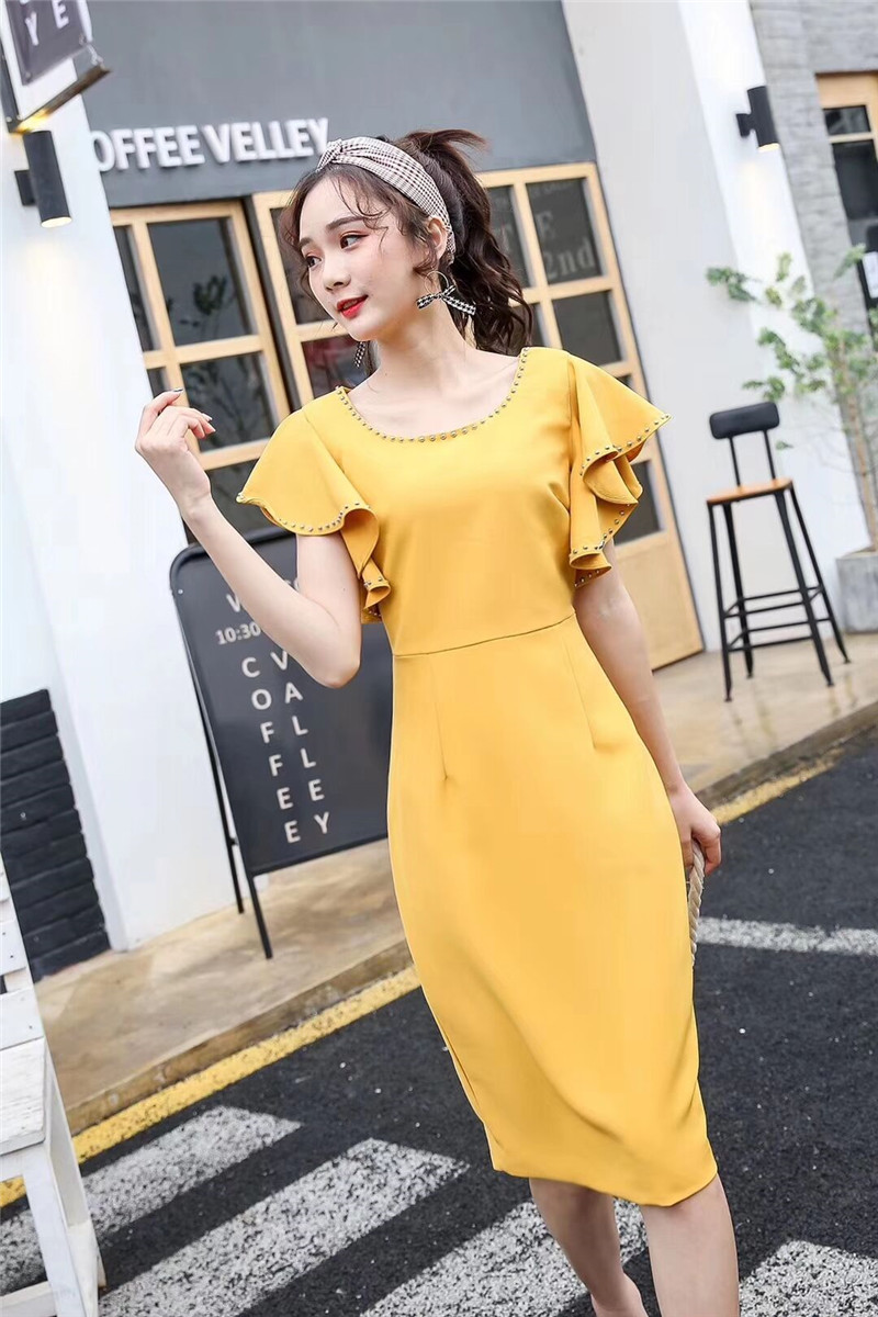 ชุดเดรสสั้นทำงานสีเหลือง แขนระบาย คอ/แขนแต่งหมุด ทรงเข้ารูป