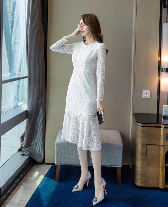 ชุดเดรสลูกไม้สีขาว