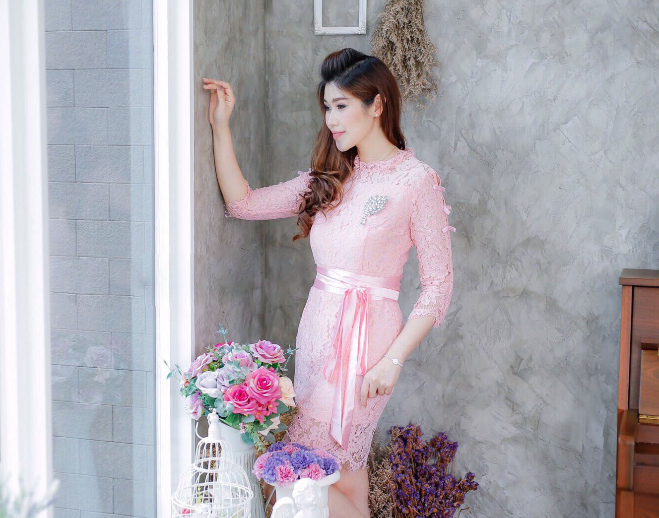 ชุดเดรสออกงานสีชมพู ชุดไปงานแต่งงานสีชมพู เดรสลูกไม้สั้นเข้ารูป แขนสี่ส่วน