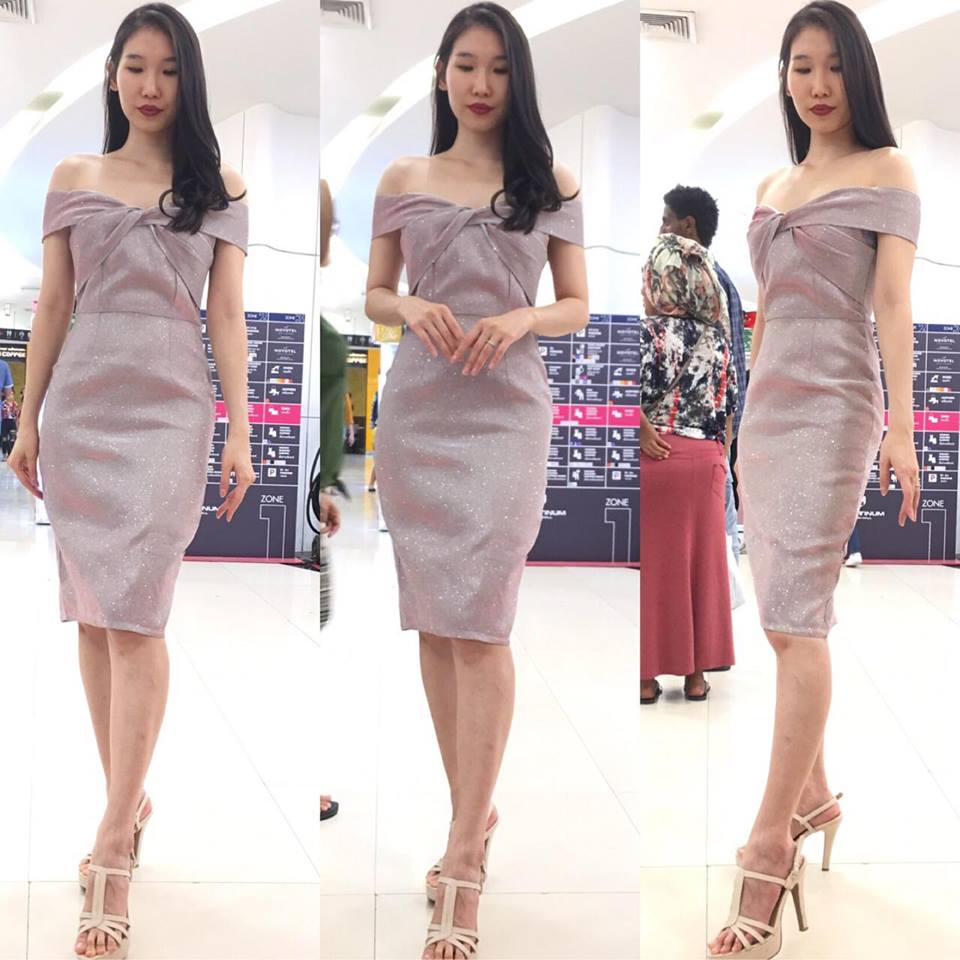 ชุดราตรี ชุดออกงาน ชุดไปงานแต่งงานสีชมพู ทรงเปิดไหล่แต่งโบว์ เข้ารูป กระโปรงสั้นทรงสอบ ผ้ากลิตเตอร์กากเพชร