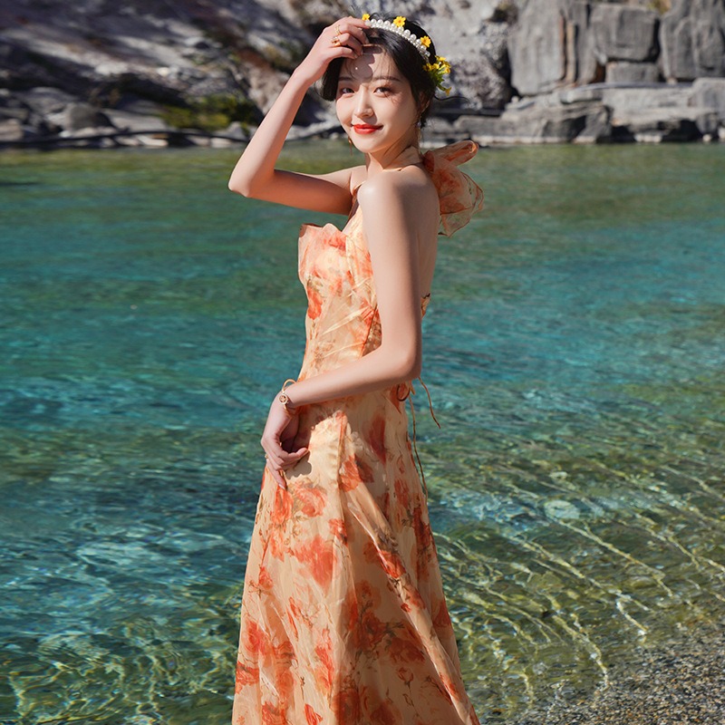 ชุดเดรสยาวลายดอกสีเหลือง ผูกคอ กระโปรงทรงบาน แฟชั่นชุดไปทะเล ชุดเที่ยวทะเล ชุดใส่เดินเล่นถ่ายรูปริมชายหาดสวยๆ