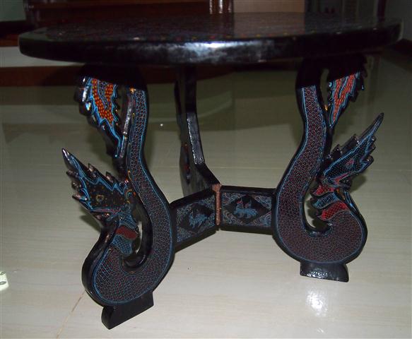 โต๊ะไม้แกะสลักลงยา ขนาดกลาง