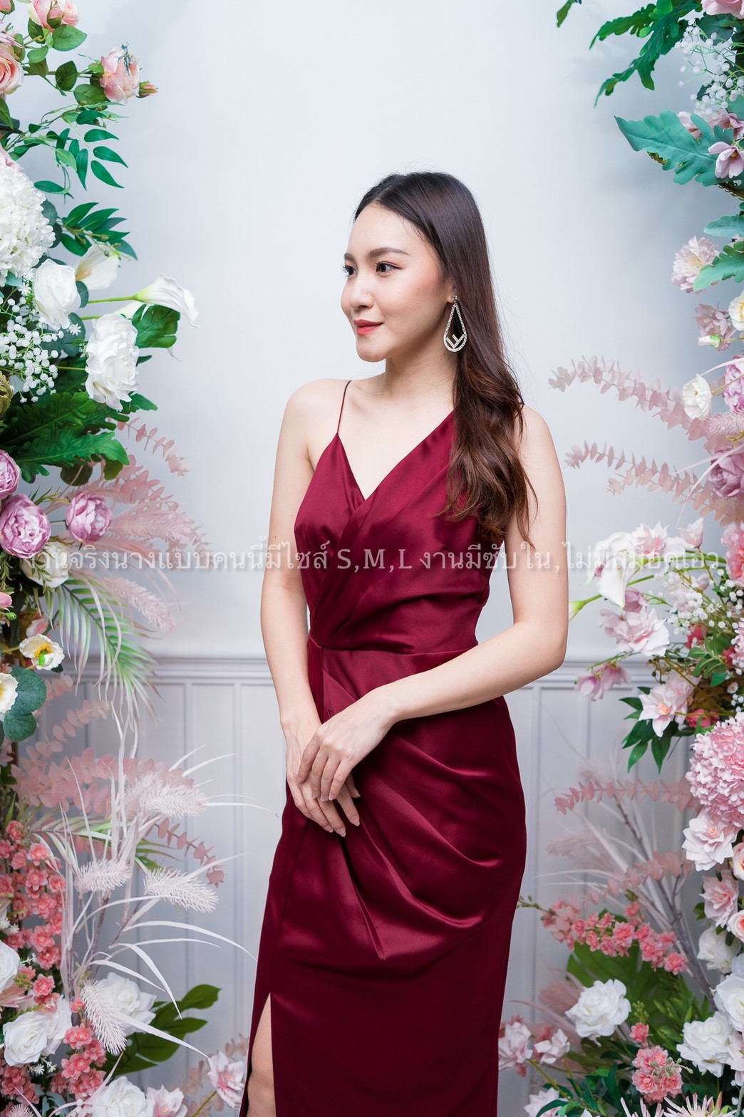 ชุดไปงานแต่งงานสีแดง เดรสออกงาน สายเดี่ยว เอวจีบข้าง แนวเรียบหรู สวยดูดีมากๆ