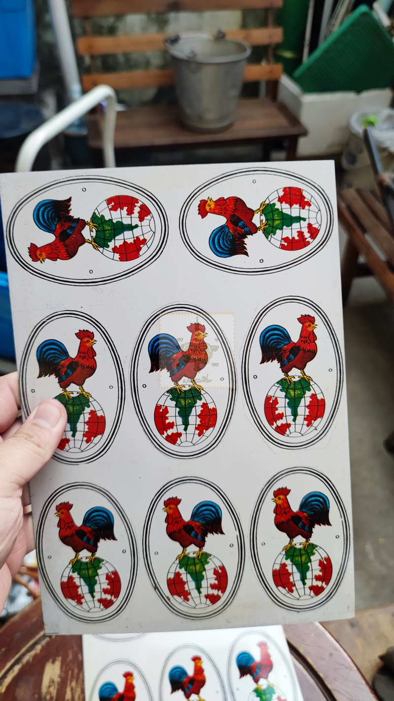 แผ่นเพท โลโก้ไก่เหยียบลูกโลก