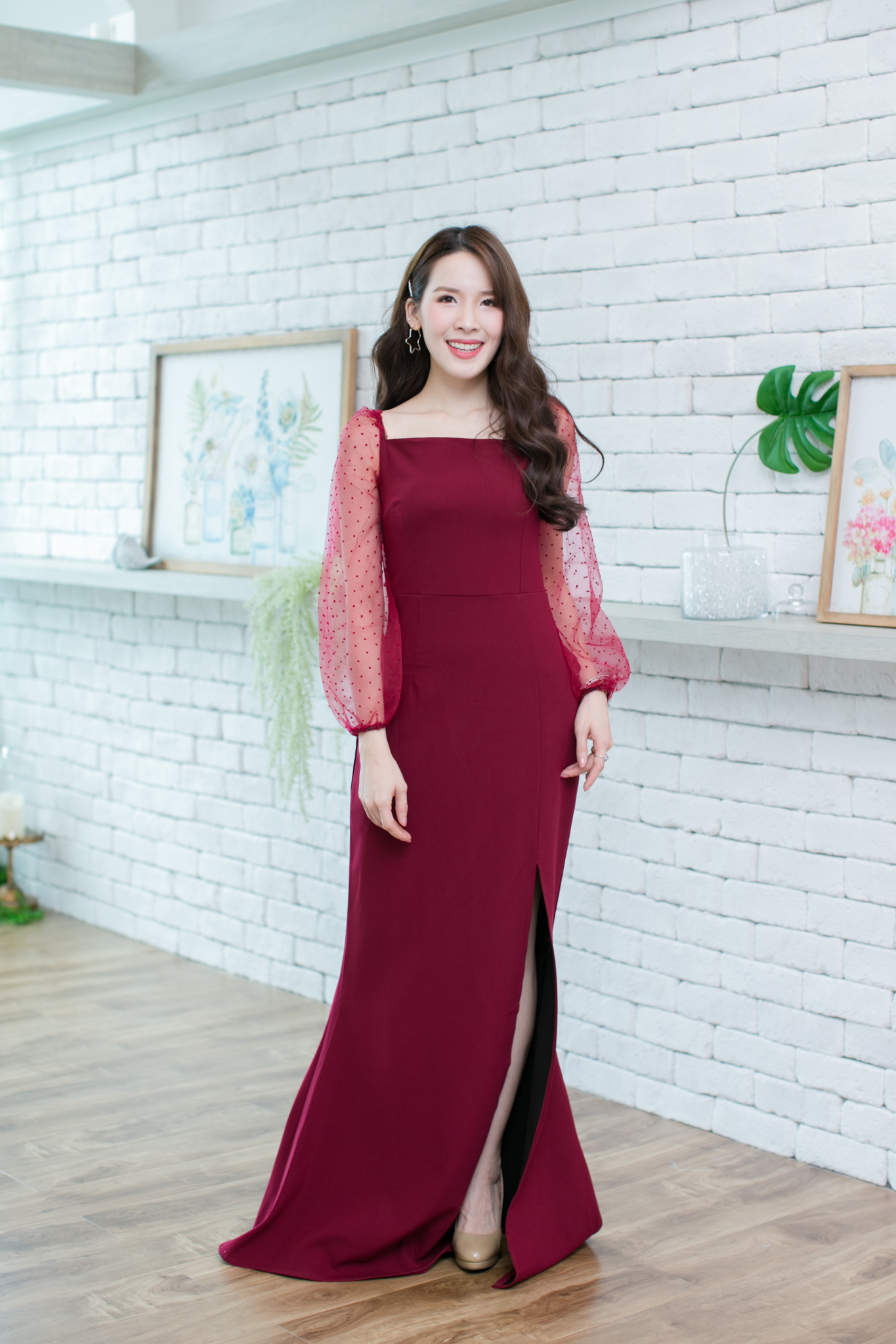 ชุดออกงานราตรี/ชุดไปงานแต่งสีแดง คอเหลี่ยม แขนยาวซีทรู กระโปรงยาวผ่าหน้า