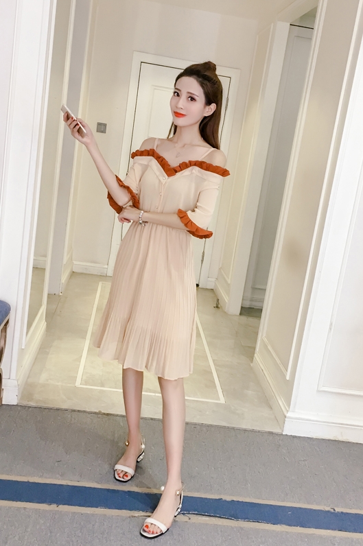 ชุดเดรสสั้นสีครีมเบจ เปิดไหล่ สายเดี่ยว สวยๆ น่ารัก สดใส ใส่ไปเที่ยวทะเล