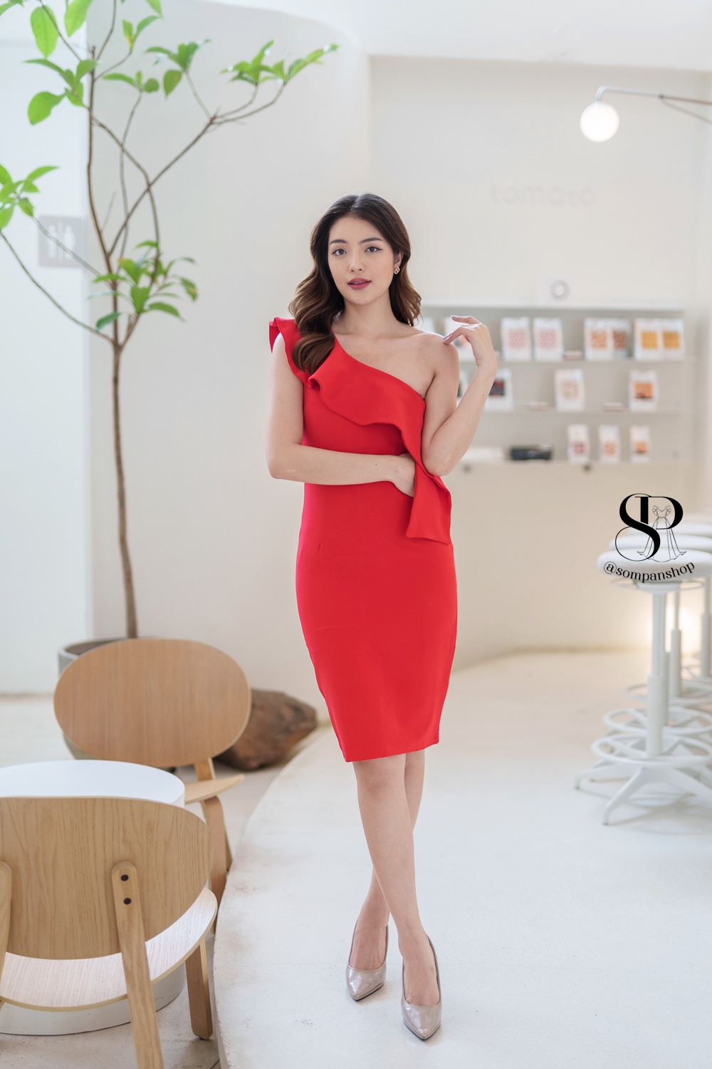 ชุดไปงานแต่งสีแดง เดรสสั้นทรงเข้ารูป ไหล่เฉียงแต่งระบาย แนวเรียบหรูดูแพง สวยดูดี