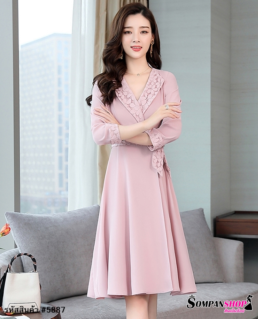 ชุดเดรสสั้นสีชมพู คอปก แขนยาว กระโปรงคลุมเข่า แนวเรียบร้อย สวยใส่ดูดี ใส่ทำงานได้