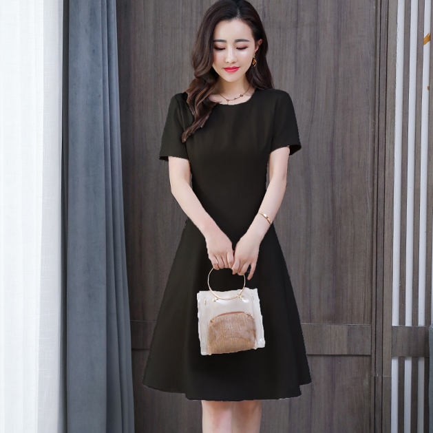 ชุดเดรสสั้นสีดำ แขนสั้น กระโปรงสั้นทรงบาน แนวเรียบร้อย สวยสุภาพ