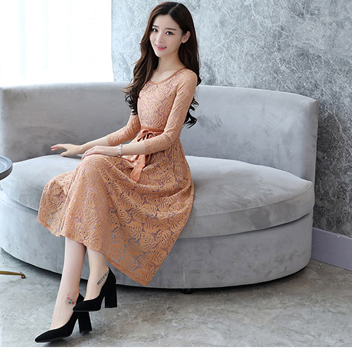 ชุดเดรสสั้นสีน้ำตาล ผ้าลูกไม้ แขนยาว กระโปรงสั้นทรงบาน